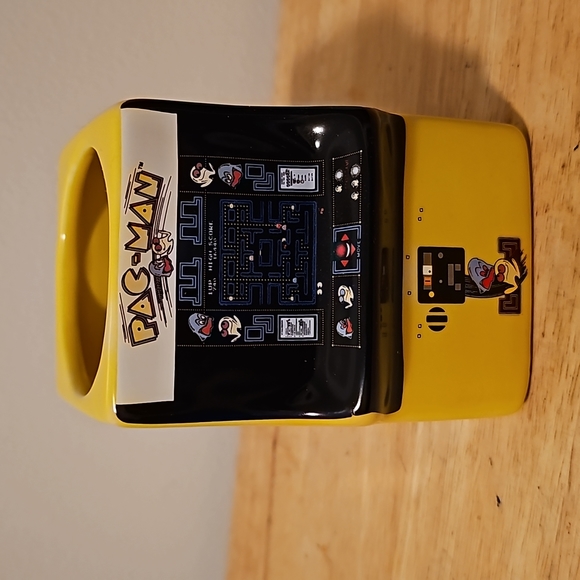 Pac-Man Shaped Mug, Ceramic, Multi-Colour, 14 x 8 x 11 cm - Picture 2 of 7